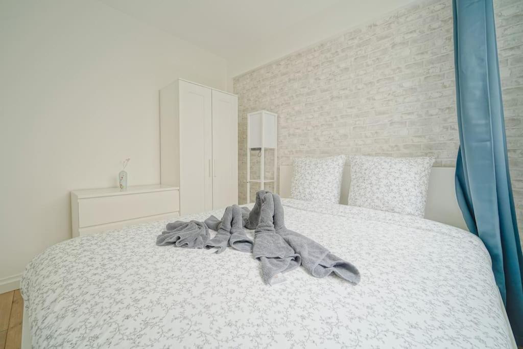 Spacious 1br In 10th District Appartement Parijs